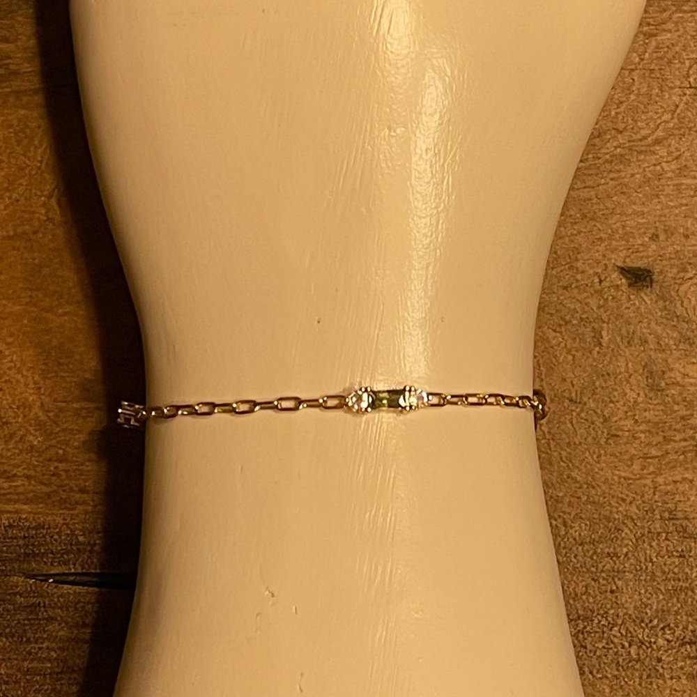 ❤️❤️Gold Tone Bracelet w/Three Green Gems Bracketed by Clear❤️❤️